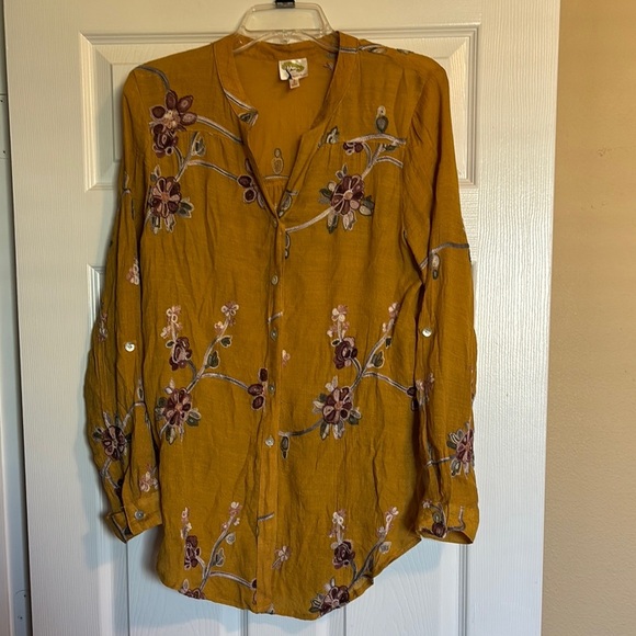 fig and flower Tops - Fig and Flower women’s mustard embroidered floral button down blouse size large